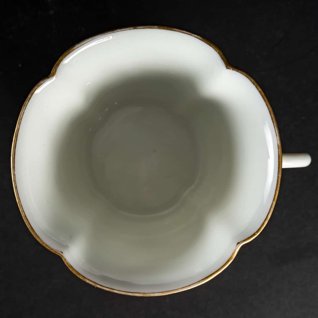 Tasse blanche et or, Sèvres 1930 Tasse blanche et or, Sèvres 1930