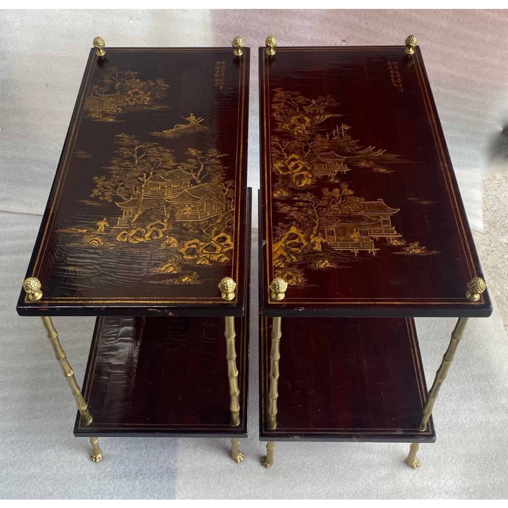 1950′ Paire de Tables Maison Baguès Décor Bambou en Bronze Doré Avec Plateaux Laque de Chine 1950′ Paire de Tables Maison Baguès Décor Bambou en Bronze Doré Avec Plateaux Laque de Chine