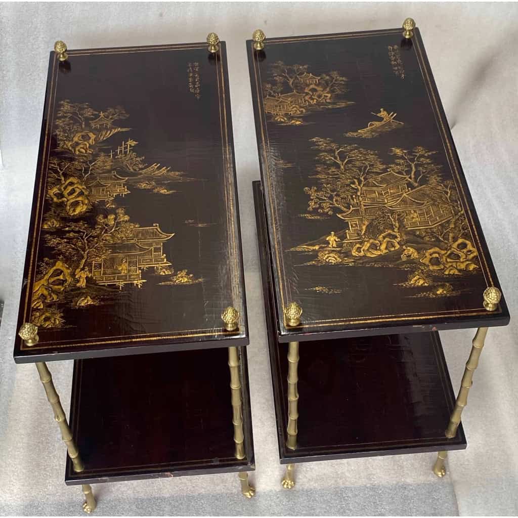 1950′ Paire de Tables Maison Baguès Décor Bambou en Bronze Doré Avec Plateaux Laque de Chine 1950′ Paire de Tables Maison Baguès Décor Bambou en Bronze Doré Avec Plateaux Laque de Chine