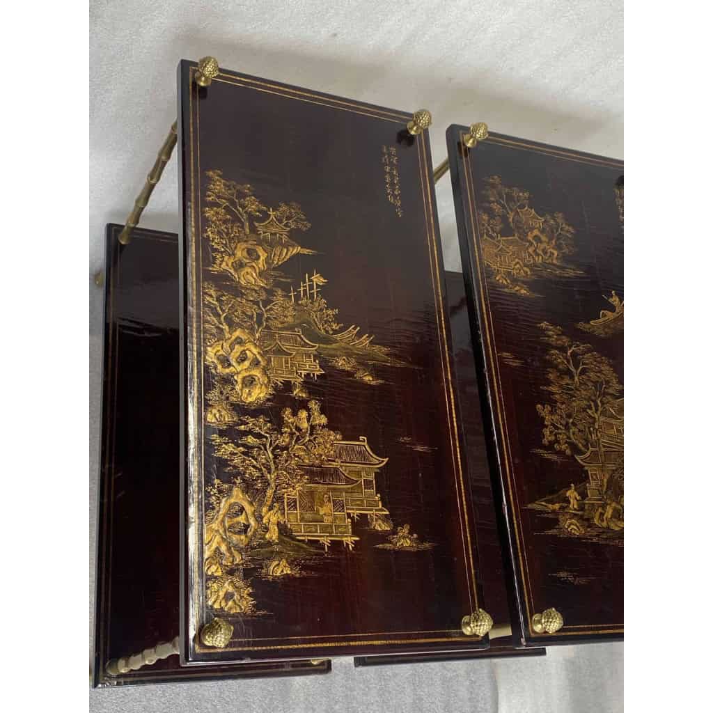 1950′ Paire de Tables Maison Baguès Décor Bambou en Bronze Doré Avec Plateaux Laque de Chine 1950′ Paire de Tables Maison Baguès Décor Bambou en Bronze Doré Avec Plateaux Laque de Chine