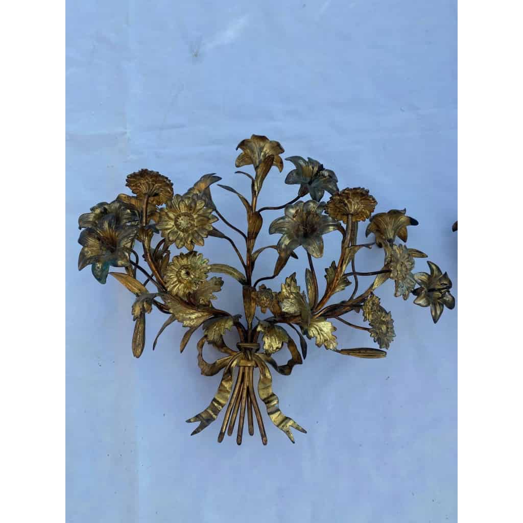 1880′ Paire d’Appliques en Bronze Doré Patiné à Décor Floral 5 Bras de Lumière 1880′ Paire d’Appliques en Bronze Doré Patiné à Décor Floral 5 Bras de Lumière