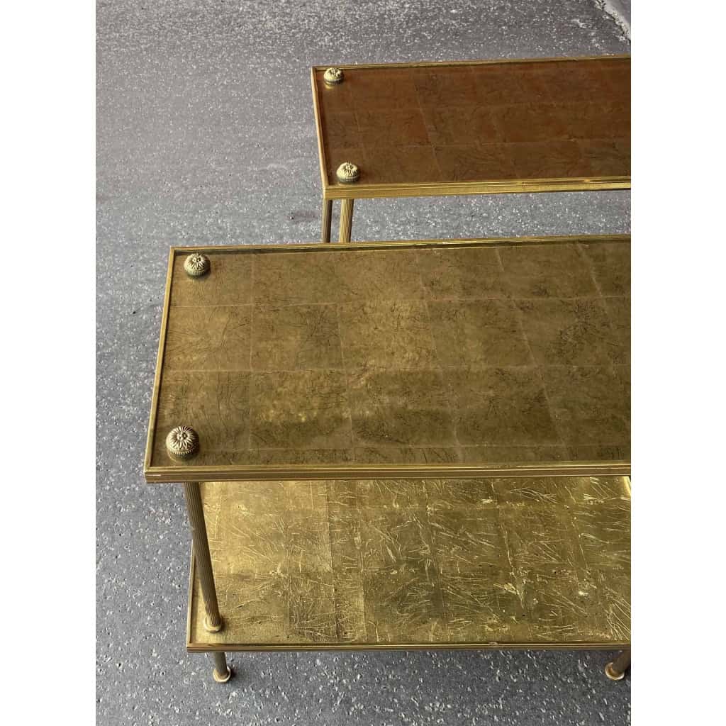 1950/70′ Paire De Bouts De Canapé Rectangulaires Maison Baguès Laiton et Bronze Plateaux Feuilles d or Fixées Sous Verre 1950/70′ Paire De Bouts De Canapé Rectangulaires Maison Baguès Laiton et Bronze Plateaux Feuilles d or Fixées Sous Verre