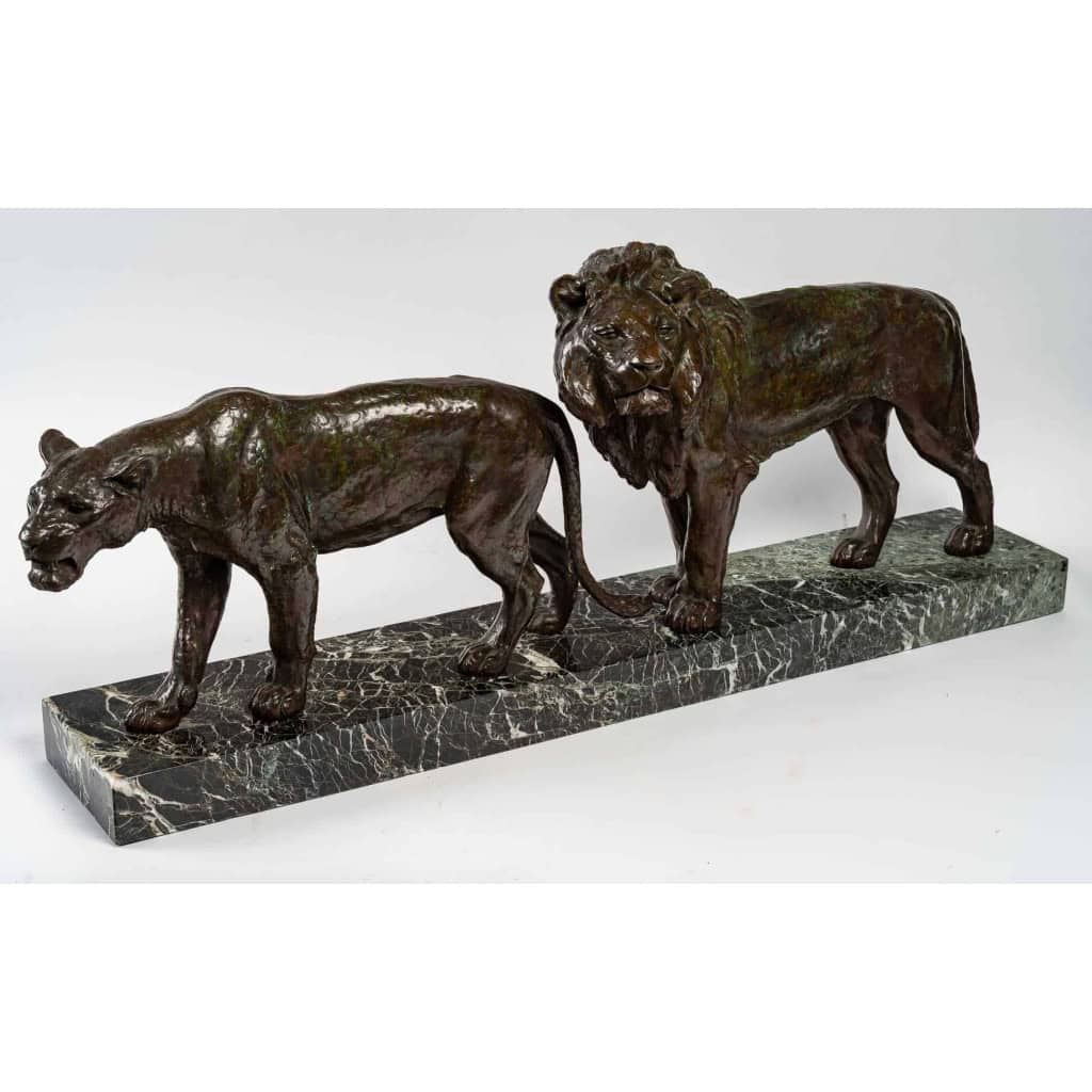 Bronze lion et lionne, marbre vert, début XXème siècle Bronze lion et lionne, marbre vert, début XXème siècle