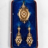 Parure Napoleon III comprenant une broche en or 18 k sertie de perles fines et d'une paire de pendants d'oreille en or Parure Napoleon III comprenant une broche en or 18 k sertie de perles fines et d'une paire de pendants d'oreille en or