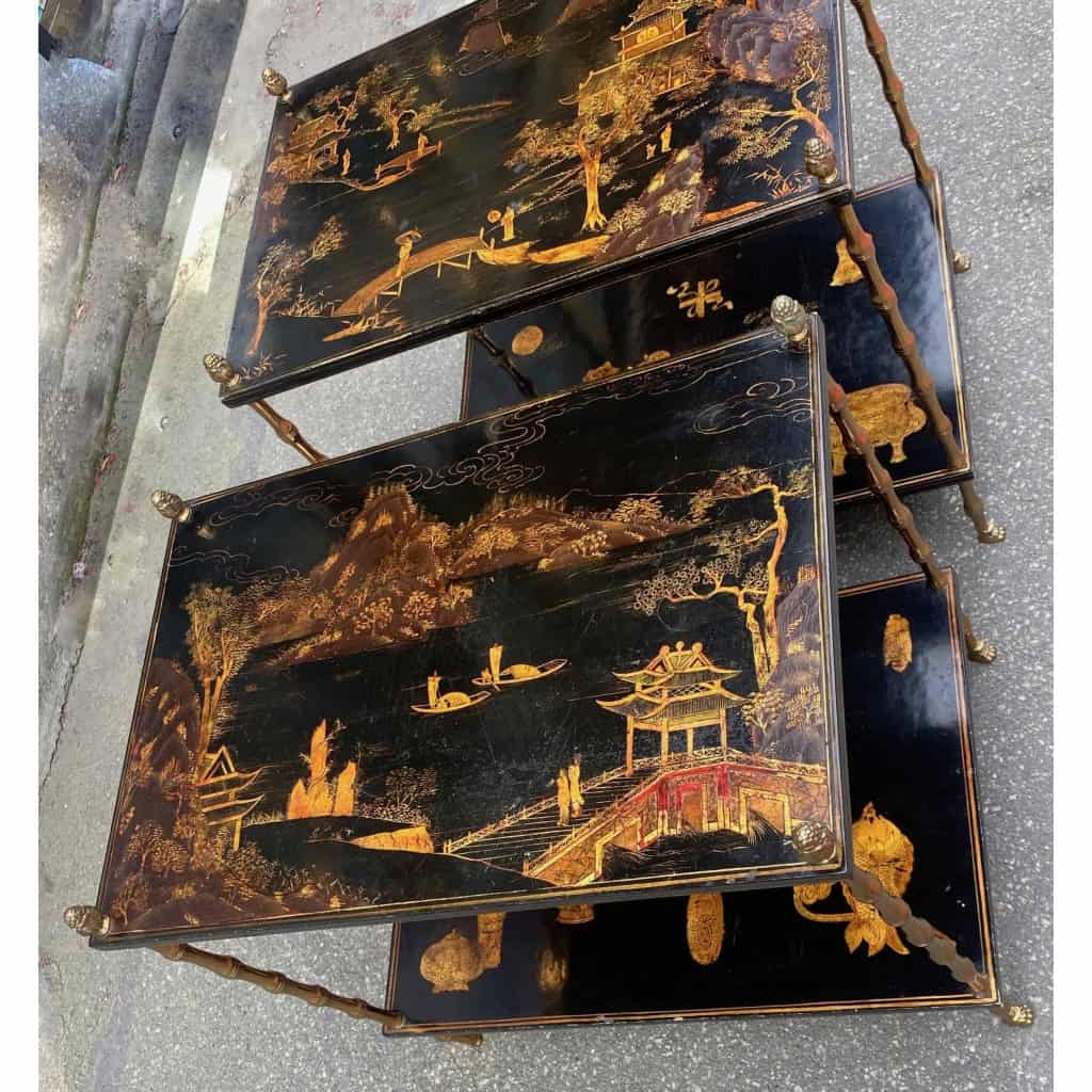 1950′ Paire de Tables Maison Baguès Décor Bambou en Bronze Doré Avec Plateaux Laque de Chine 1950′ Paire de Tables Maison Baguès Décor Bambou en Bronze Doré Avec Plateaux Laque de Chine