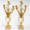 Une garniture de cheminée en bronze doré et marbre blanc XVIIIème siècle Une garniture de cheminée en bronze doré et marbre blanc XVIIIème siècle