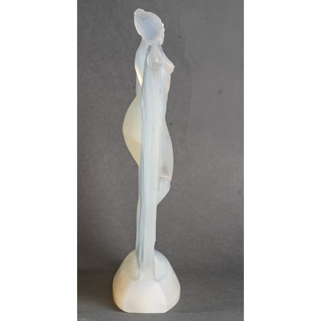 René Lalique (1860-1945): "Suzanne" statuette en verre opalescent René Lalique (1860-1945): "Suzanne" statuette en verre opalescent