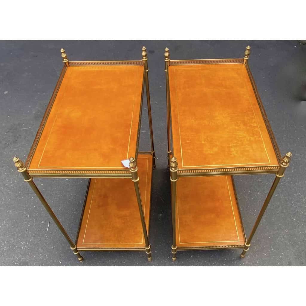 1970′ Paire D’Etageres En Bronze Avec Galeries Maison Bagués Et 2 Plateaux Gainés De Cuir Fauve 1970′ Paire D’Etageres En Bronze Avec Galeries Maison Bagués Et 2 Plateaux Gainés De Cuir Fauve