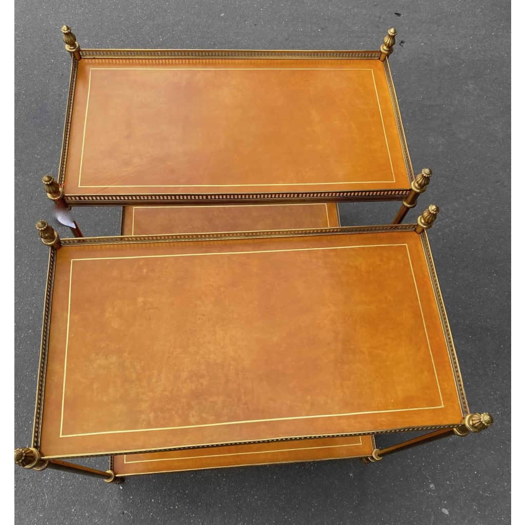 1970′ Paire D’Etageres En Bronze Avec Galeries Maison Bagués Et 2 Plateaux Gainés De Cuir Fauve 1970′ Paire D’Etageres En Bronze Avec Galeries Maison Bagués Et 2 Plateaux Gainés De Cuir Fauve