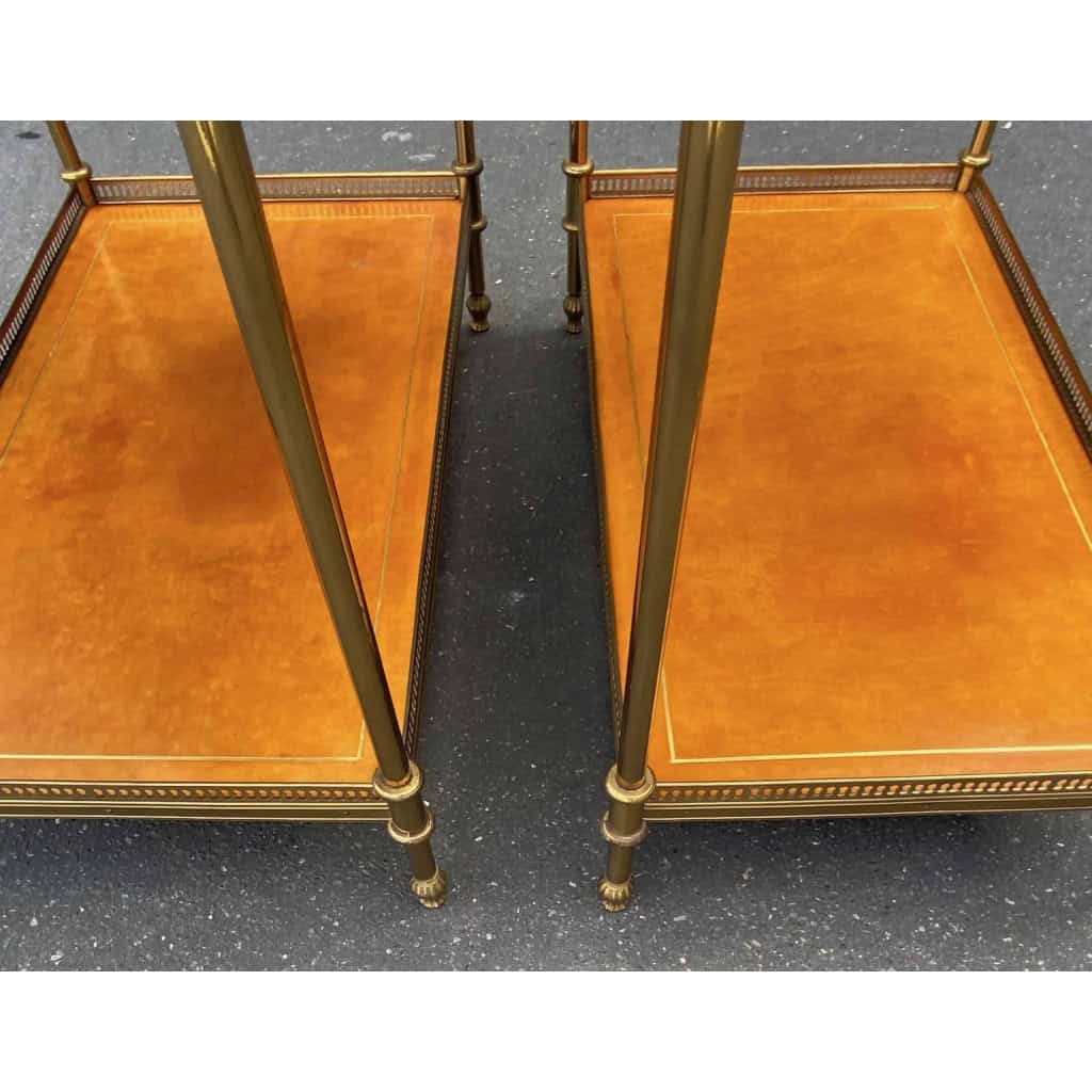 1970′ Paire D’Etageres En Bronze Avec Galeries Maison Bagués Et 2 Plateaux Gainés De Cuir Fauve 1970′ Paire D’Etageres En Bronze Avec Galeries Maison Bagués Et 2 Plateaux Gainés De Cuir Fauve