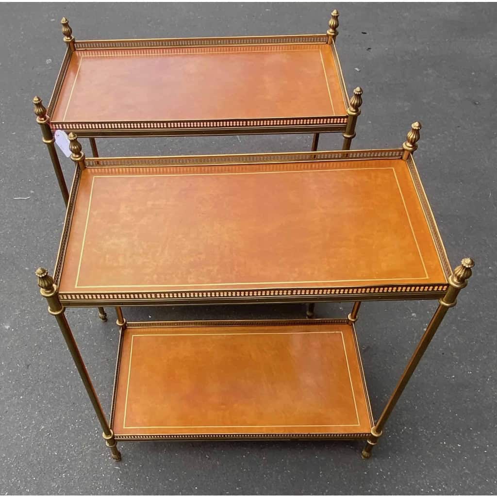 1970′ Paire D’Etageres En Bronze Avec Galeries Maison Bagués Et 2 Plateaux Gainés De Cuir Fauve 1970′ Paire D’Etageres En Bronze Avec Galeries Maison Bagués Et 2 Plateaux Gainés De Cuir Fauve