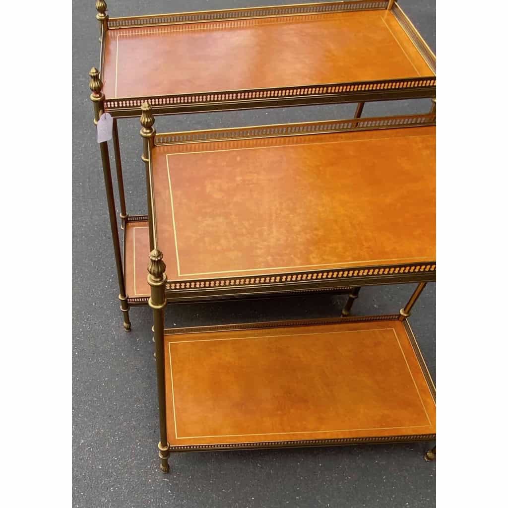 1970′ Paire D’Etageres En Bronze Avec Galeries Maison Bagués Et 2 Plateaux Gainés De Cuir Fauve 1970′ Paire D’Etageres En Bronze Avec Galeries Maison Bagués Et 2 Plateaux Gainés De Cuir Fauve