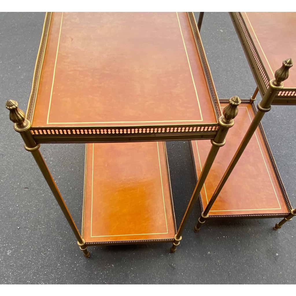 1970′ Paire D’Etageres En Bronze Avec Galeries Maison Bagués Et 2 Plateaux Gainés De Cuir Fauve 1970′ Paire D’Etageres En Bronze Avec Galeries Maison Bagués Et 2 Plateaux Gainés De Cuir Fauve