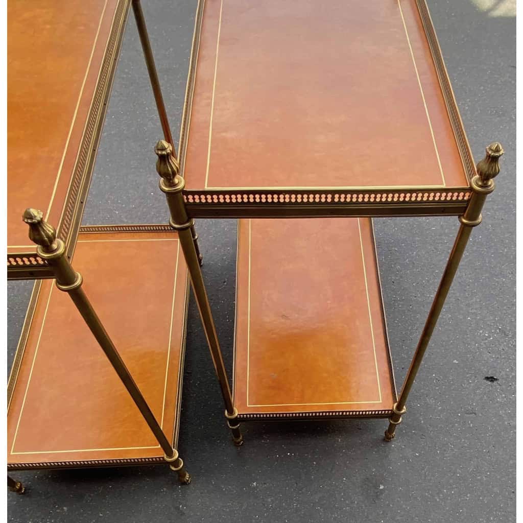 1970′ Paire D’Etageres En Bronze Avec Galeries Maison Bagués Et 2 Plateaux Gainés De Cuir Fauve 1970′ Paire D’Etageres En Bronze Avec Galeries Maison Bagués Et 2 Plateaux Gainés De Cuir Fauve