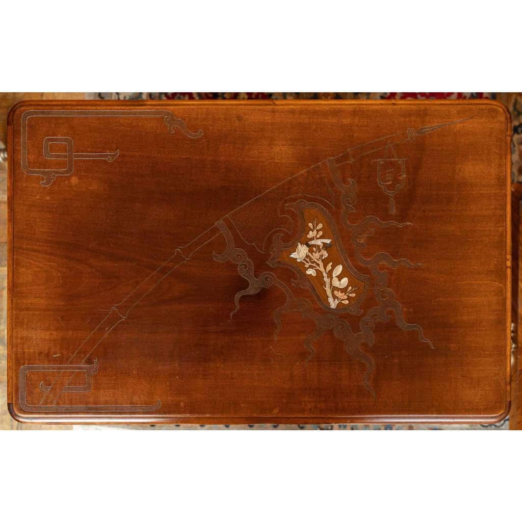 Table japonaise en acajou, XIXème siècle Table japonaise en acajou, XIXème siècle