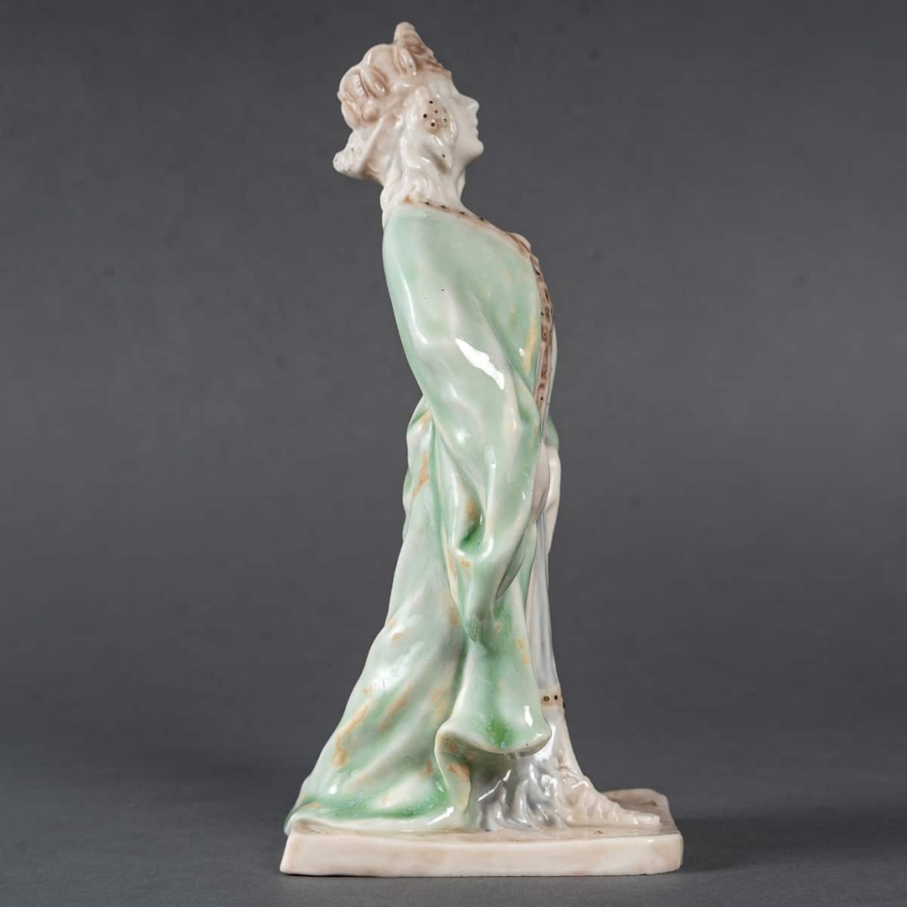 Statuette en porcelaine à couverte émaillée blanc et turquoise, intitulée "Princesse Irène", signée Mougin, Nancy, début du XXe siècle. Statuette en porcelaine à couverte émaillée blanc et turquoise, intitulée "Princesse Irène", signée Mougin, Nancy, début du XXe siècle.