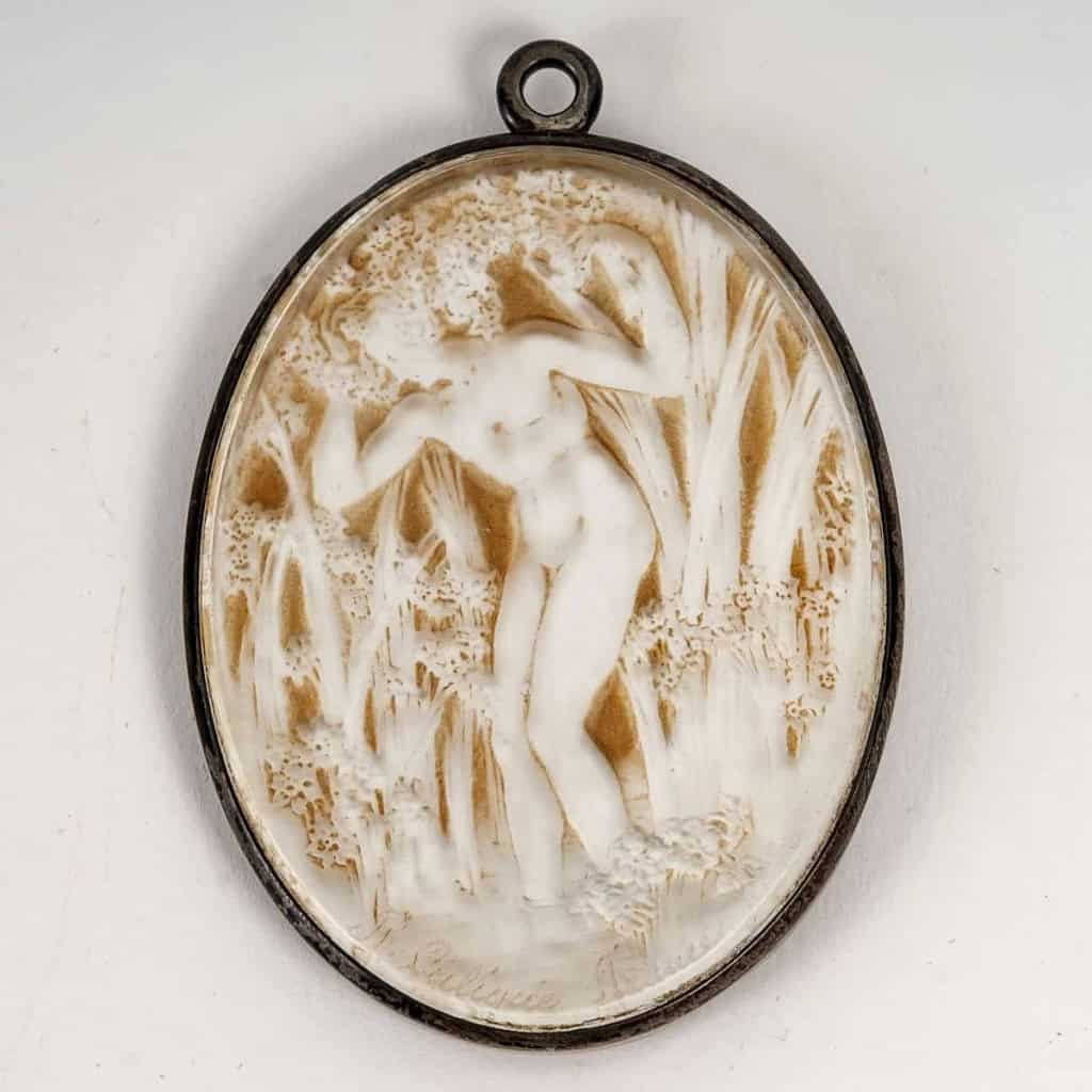 Miroir Pendentif "Narcisse Debout" verre blanc patiné sépia sur clinquant argent de René LALIQUE |||||