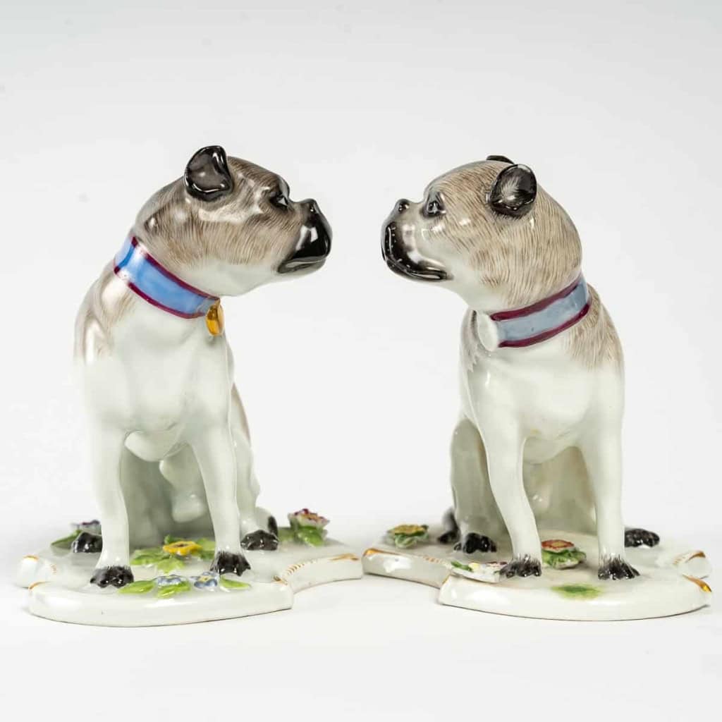 Paire de chiens en porcelaine dans le goût de Meissen, manufacture Samson, fin du XIXe siècle. Paire de chiens en porcelaine dans le goût de Meissen, manufacture Samson, fin du XIXe siècle.