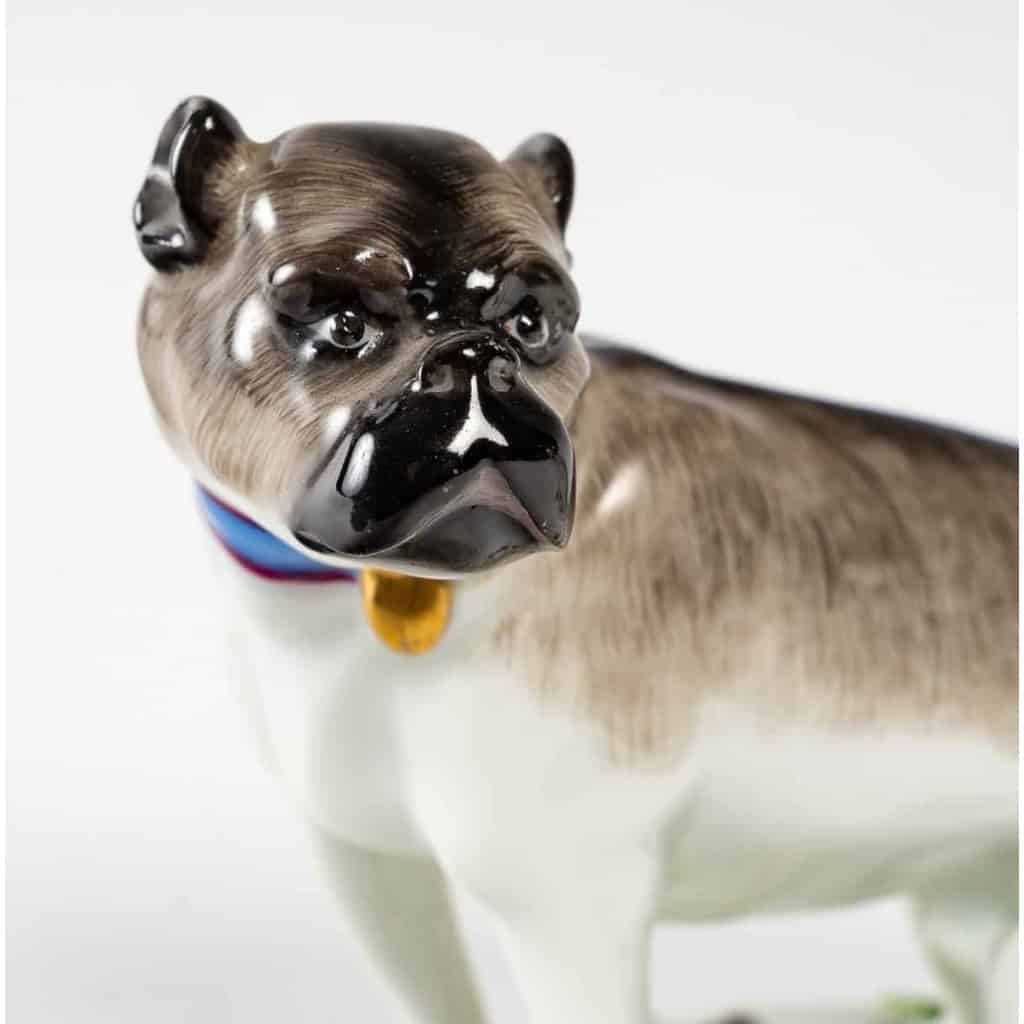 Paire de chiens en porcelaine dans le goût de Meissen, manufacture Samson, fin du XIXe siècle. Paire de chiens en porcelaine dans le goût de Meissen, manufacture Samson, fin du XIXe siècle.