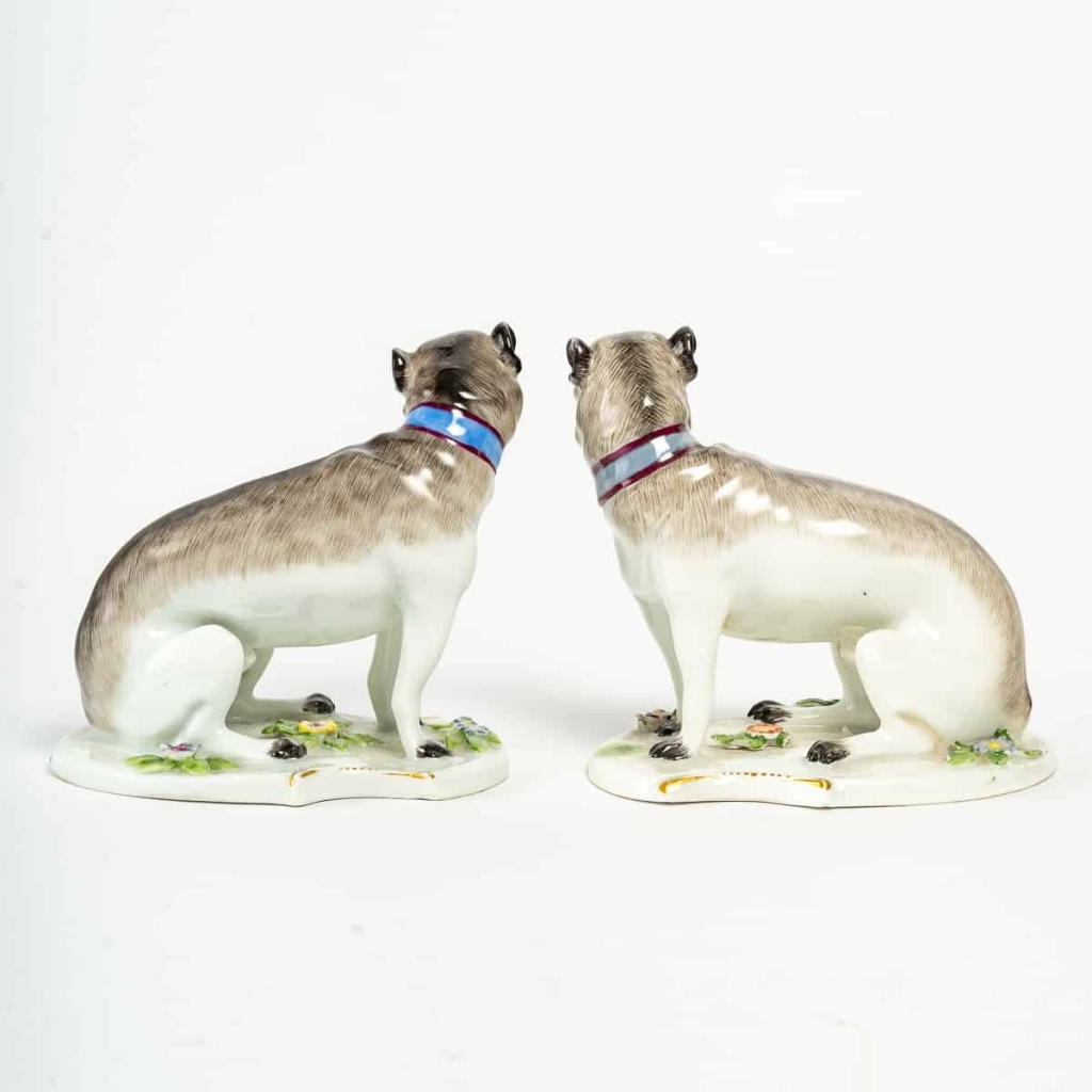 Paire de chiens en porcelaine dans le goût de Meissen, manufacture Samson, fin du XIXe siècle. Paire de chiens en porcelaine dans le goût de Meissen, manufacture Samson, fin du XIXe siècle.