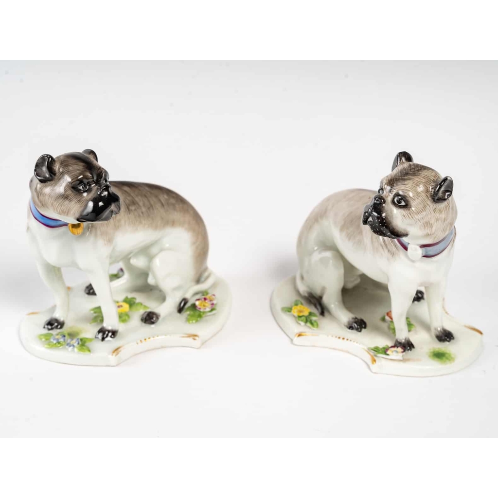 Paire de chiens en porcelaine dans le goût de Meissen, manufacture Samson, fin du XIXe siècle. Paire de chiens en porcelaine dans le goût de Meissen, manufacture Samson, fin du XIXe siècle.