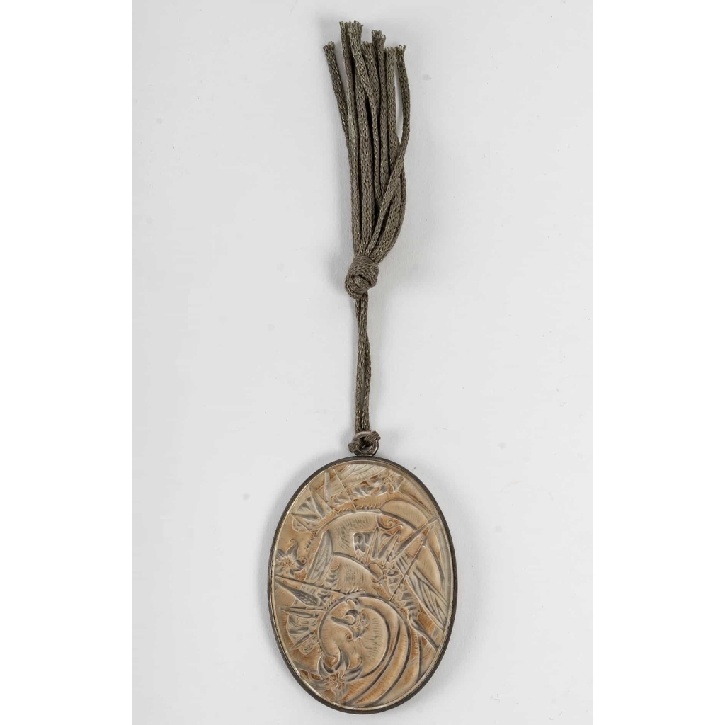 Miroir Pendentif "Sauterelles" verre blanc patiné sépia sur clinquant argent de René LALIQUE Miroir Pendentif "Sauterelles" verre blanc patiné sépia sur clinquant argent de René LALIQUE