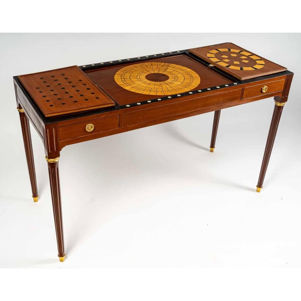 Table de jeux tric-trac d'époque Louis XVI (1774 - 1793). Table de jeux tric-trac d'époque Louis XVI (1774 - 1793).