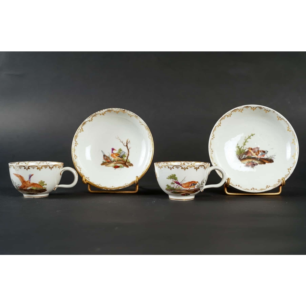 8 tasses aux oiseaux en porcelainede la Haye, XVIIIème siècle 8 tasses aux oiseaux en porcelainede la Haye, XVIIIème siècle