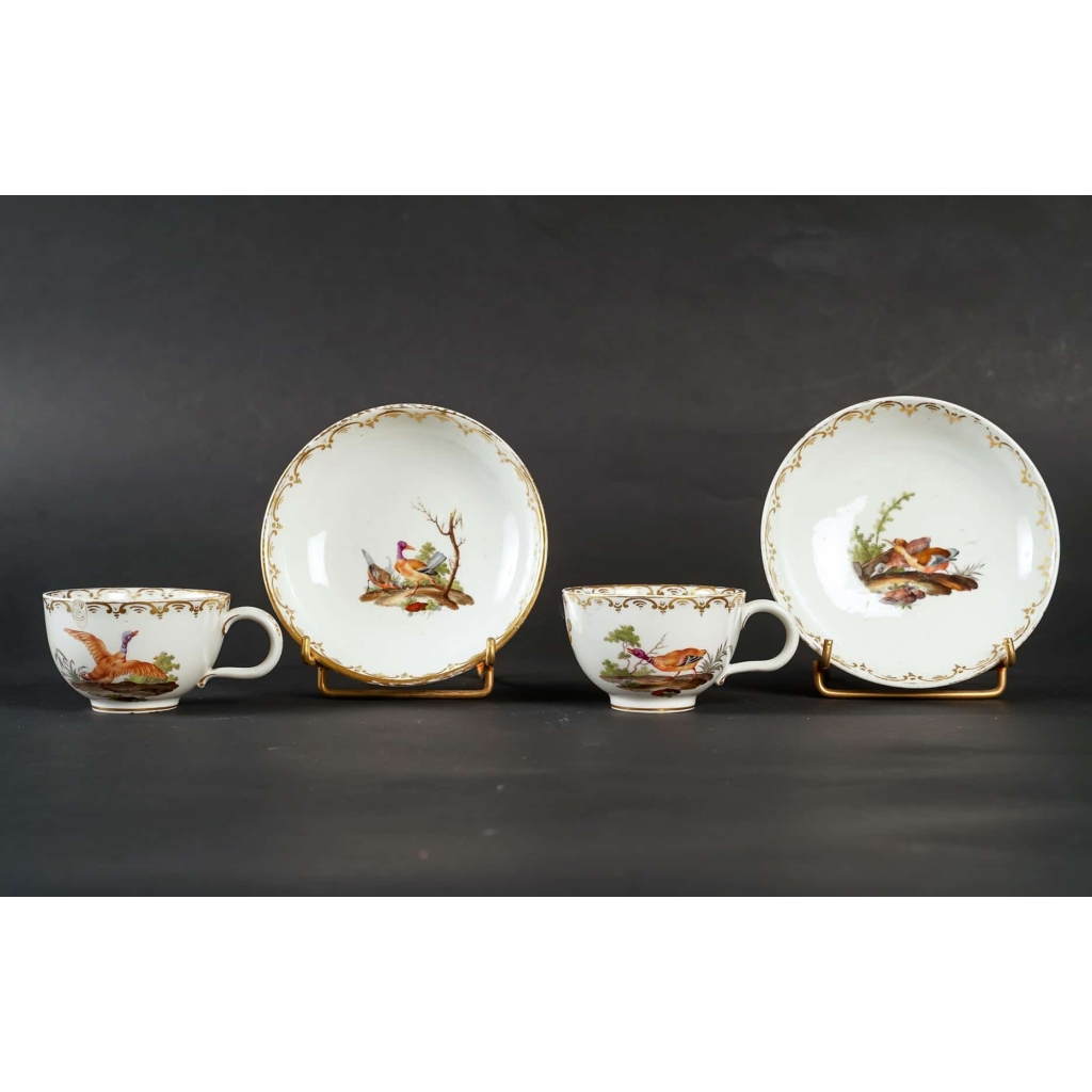 8 tasses aux oiseaux en porcelainede la Haye, XVIIIème siècle 8 tasses aux oiseaux en porcelainede la Haye, XVIIIème siècle