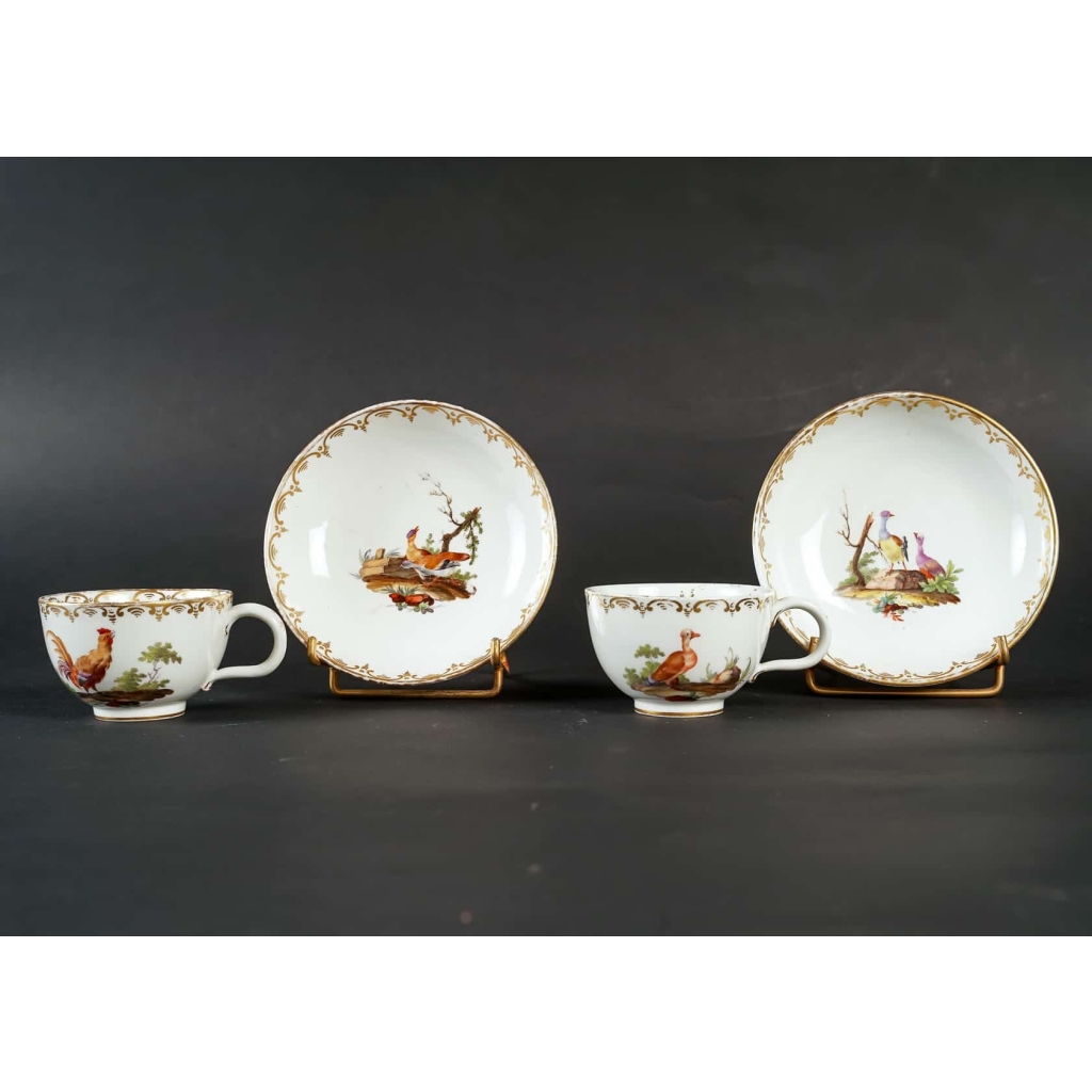 8 tasses aux oiseaux en porcelainede la Haye, XVIIIème siècle 8 tasses aux oiseaux en porcelainede la Haye, XVIIIème siècle