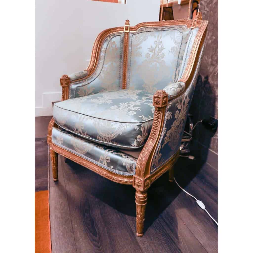 Paire de bergères de style Louis XVI en bois doré, circa 1880 |||||