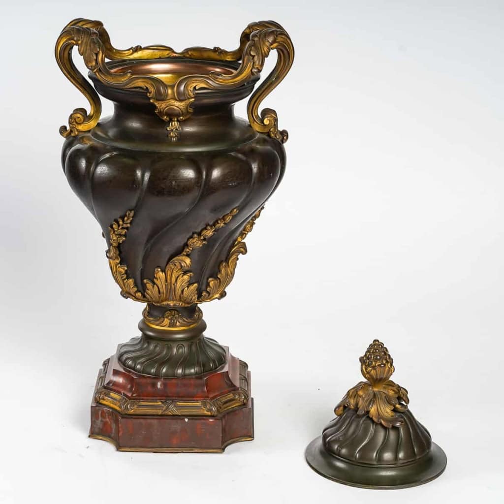 Urne en bronze à double patine sur socle en marbre rouge griotte, style Louis XV, XIXème siècle Urne en bronze à double patine sur socle en marbre rouge griotte, style Louis XV, XIXème siècle