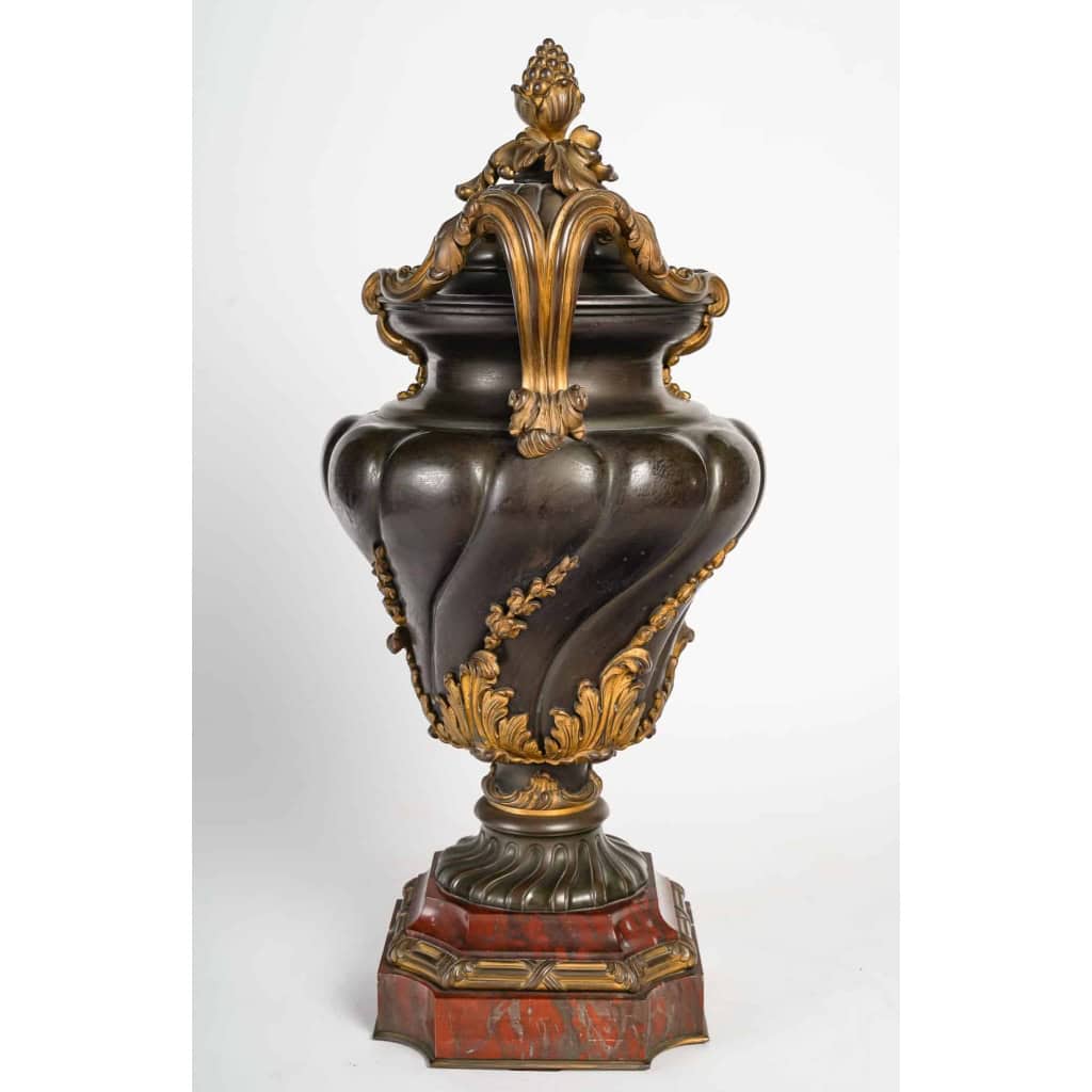 Urne en bronze à double patine sur socle en marbre rouge griotte, style Louis XV, XIXème siècle Urne en bronze à double patine sur socle en marbre rouge griotte, style Louis XV, XIXème siècle