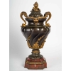 Urne en bronze à double patine sur socle en marbre rouge griotte, style Louis XV, XIXème siècle Urne en bronze à double patine sur socle en marbre rouge griotte, style Louis XV, XIXème siècle