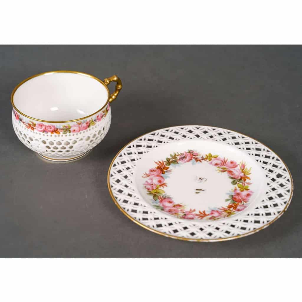 Une tasse retroussée à double parois, XIXème siècle Une tasse retroussée à double parois, XIXème siècle