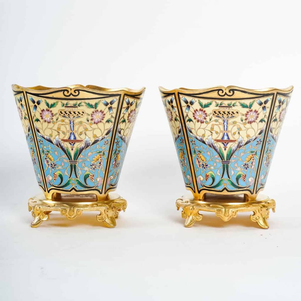 Paire de cache-pots en cloisonné et bronze à patine dorée, dans le goût d'Alphonse Giroux, deuxième moitié du XIXe siècle. |||||||||