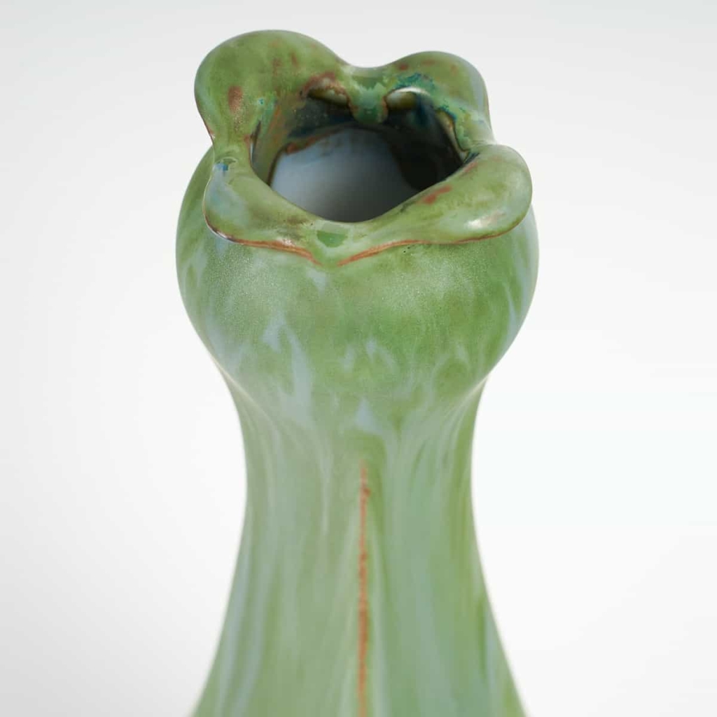 Vase vert en grès et socle en bronze à patine dorée de l'artiste Paul Louchet, période Art Nouveau, début du XXe siècle. Vase vert en grès et socle en bronze à patine dorée de l'artiste Paul Louchet, période Art Nouveau, début du XXe siècle.