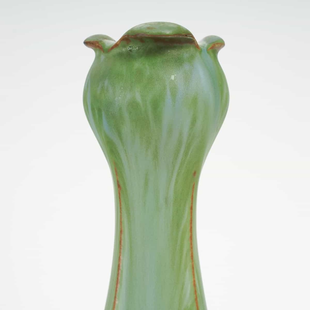 Vase vert en grès et socle en bronze à patine dorée de l'artiste Paul Louchet, période Art Nouveau, début du XXe siècle. Vase vert en grès et socle en bronze à patine dorée de l'artiste Paul Louchet, période Art Nouveau, début du XXe siècle.