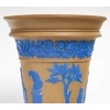 Paire de cache-pots en terre cuite à décor bleu antiquisant, manufacture de Wedgwood, XIXe siècle. Paire de cache-pots en terre cuite à décor bleu antiquisant, manufacture de Wedgwood, XIXe siècle.