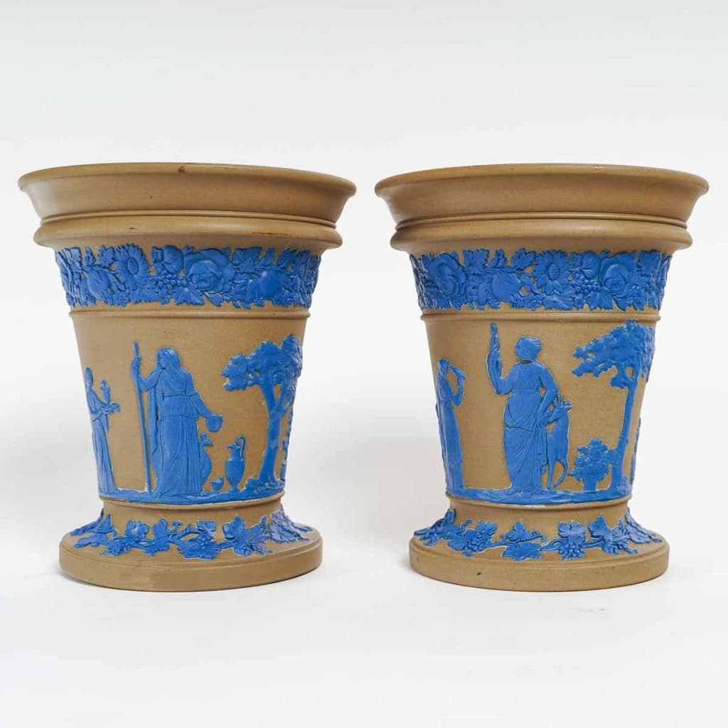 Paire de cache-pots en terre cuite à décor bleu antiquisant, manufacture de Wedgwood, XIXe siècle. Paire de cache-pots en terre cuite à décor bleu antiquisant, manufacture de Wedgwood, XIXe siècle.