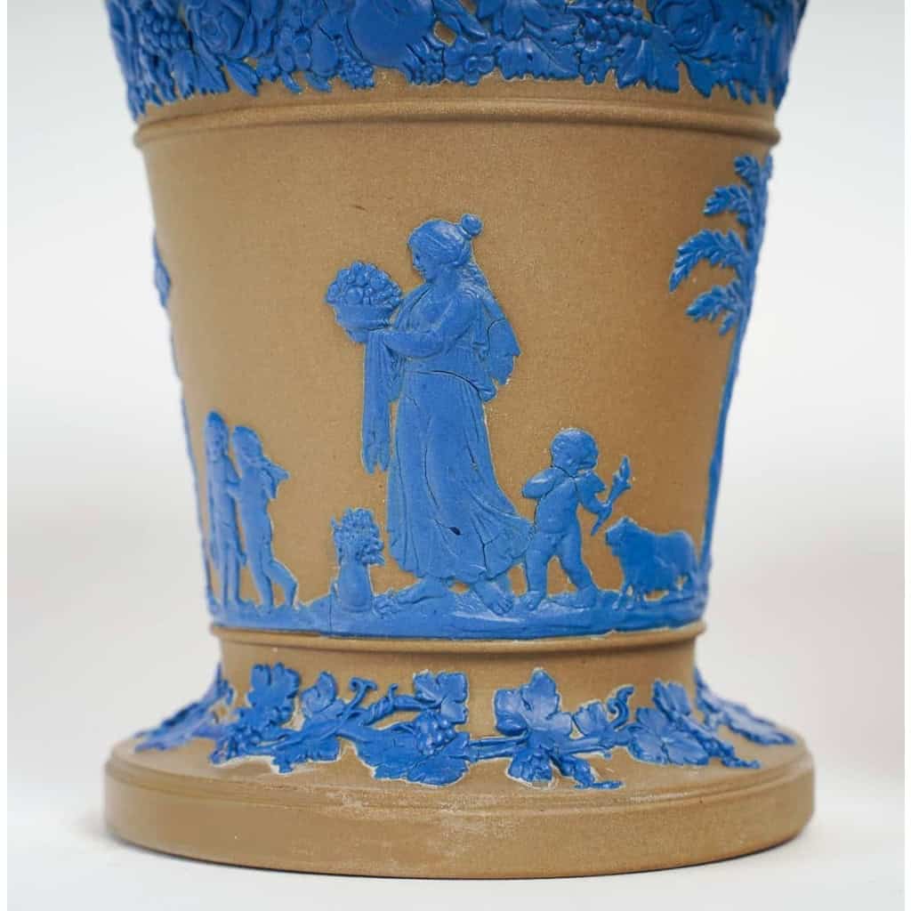 Paire de cache-pots en terre cuite à décor bleu antiquisant, manufacture de Wedgwood, XIXe siècle. Paire de cache-pots en terre cuite à décor bleu antiquisant, manufacture de Wedgwood, XIXe siècle.