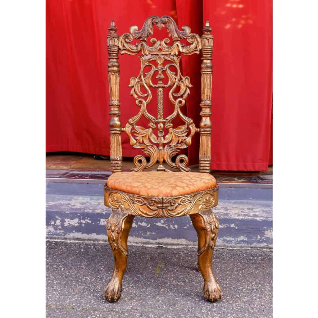 Chaise en bois sculpté et doré, XVIIème siècle Chaise en bois sculpté et doré, XVIIème siècle