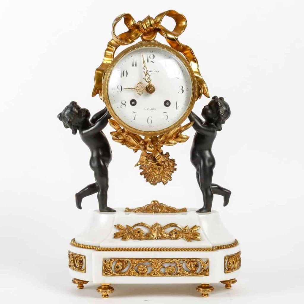 Pendule De Style Louis XVI En Bronze Doré Et Patiné. |||||||||||