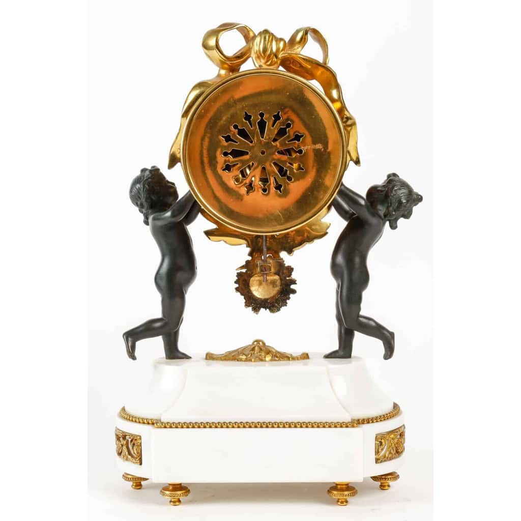 Pendule De Style Louis XVI En Bronze Doré Et Patiné. Pendule De Style Louis XVI En Bronze Doré Et Patiné.