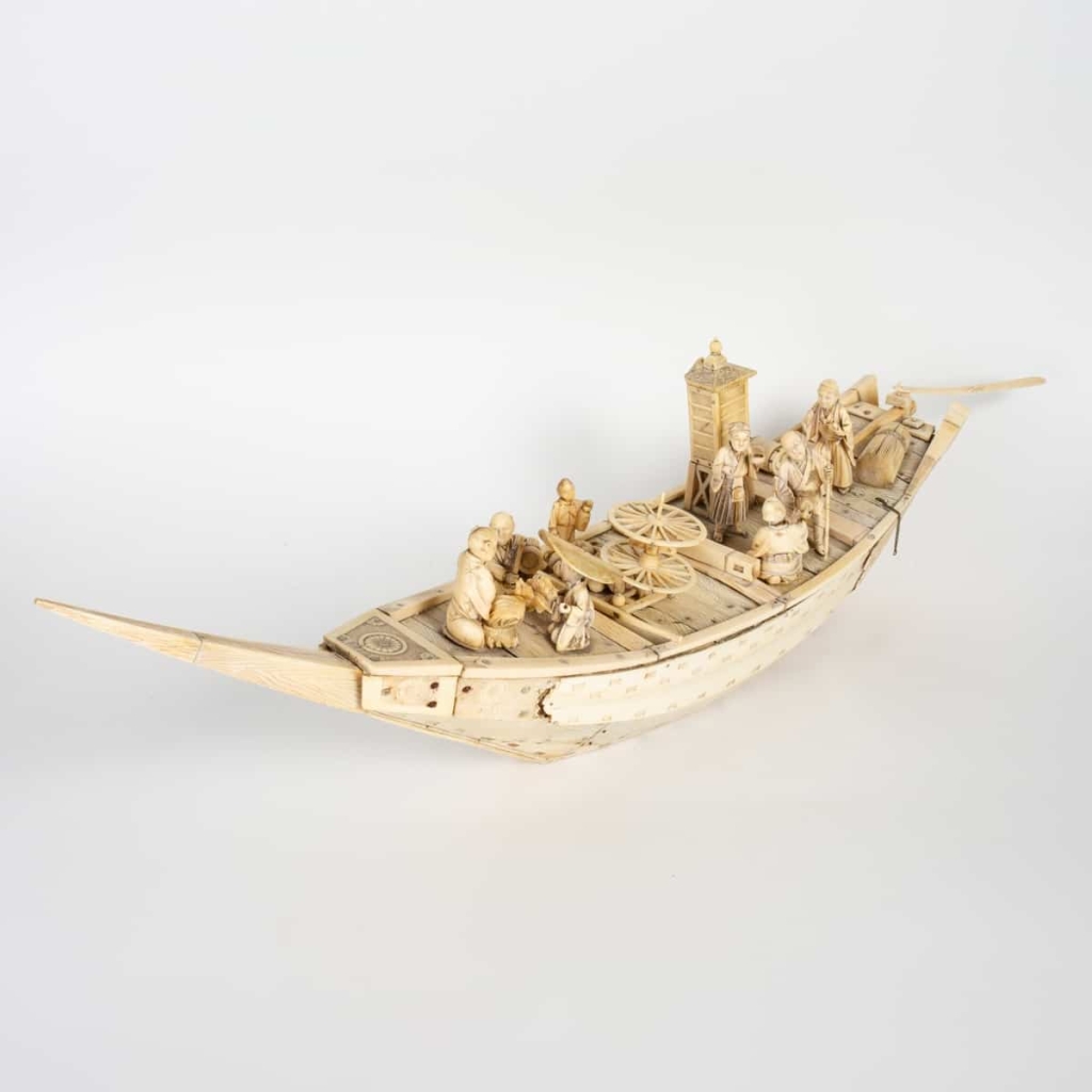 Un jolie bateaux en marqueterie d'ivoire avec ses personnages en ivoire sculpté, fin XIXème siècle Un jolie bateaux en marqueterie d'ivoire avec ses personnages en ivoire sculpté, fin XIXème siècle