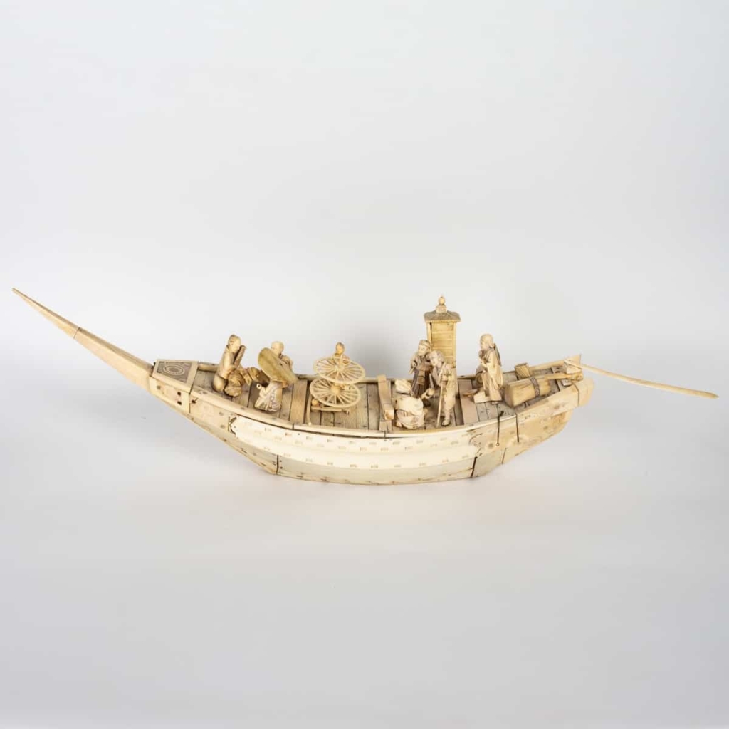 Un jolie bateaux en marqueterie d'ivoire avec ses personnages en ivoire sculpté, fin XIXème siècle Un jolie bateaux en marqueterie d'ivoire avec ses personnages en ivoire sculpté, fin XIXème siècle