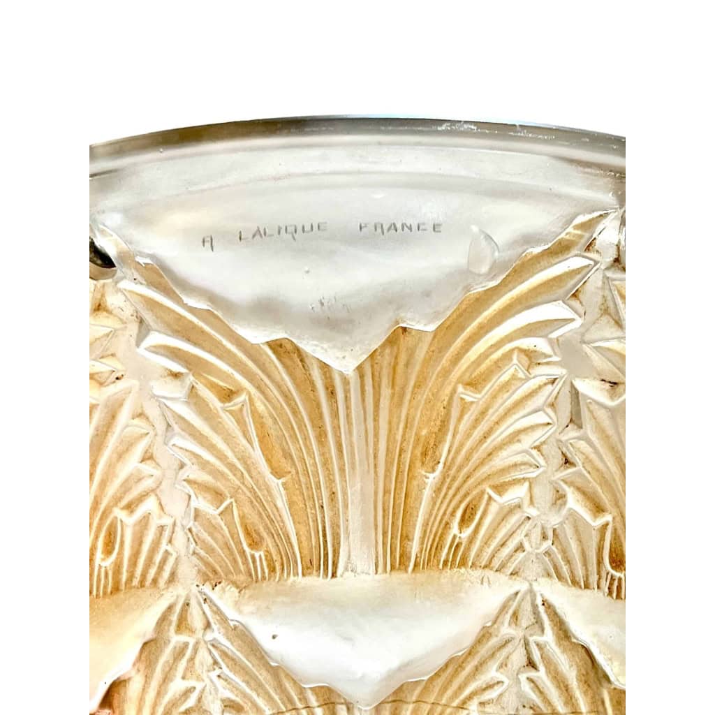 Paire de Suspensions Plafonniers Lustres "Gaillon" verre blanc patiné sépia de René LALIQUE Paire de Suspensions Plafonniers Lustres "Gaillon" verre blanc patiné sépia de René LALIQUE