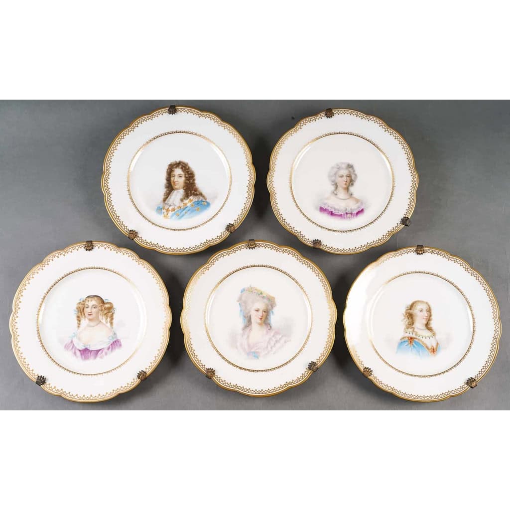 Série d'assièttes en porcelaine de limoge fin XIXème siècle Série d'assièttes en porcelaine de limoge fin XIXème siècle