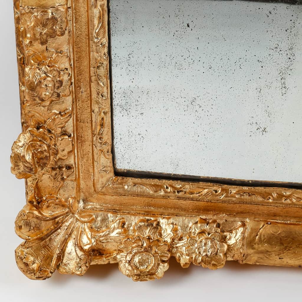 Miroir en bois et stuc sculpté et doré d’époque Régence vers 1720 Miroir en bois et stuc sculpté et doré d’époque Régence vers 1720