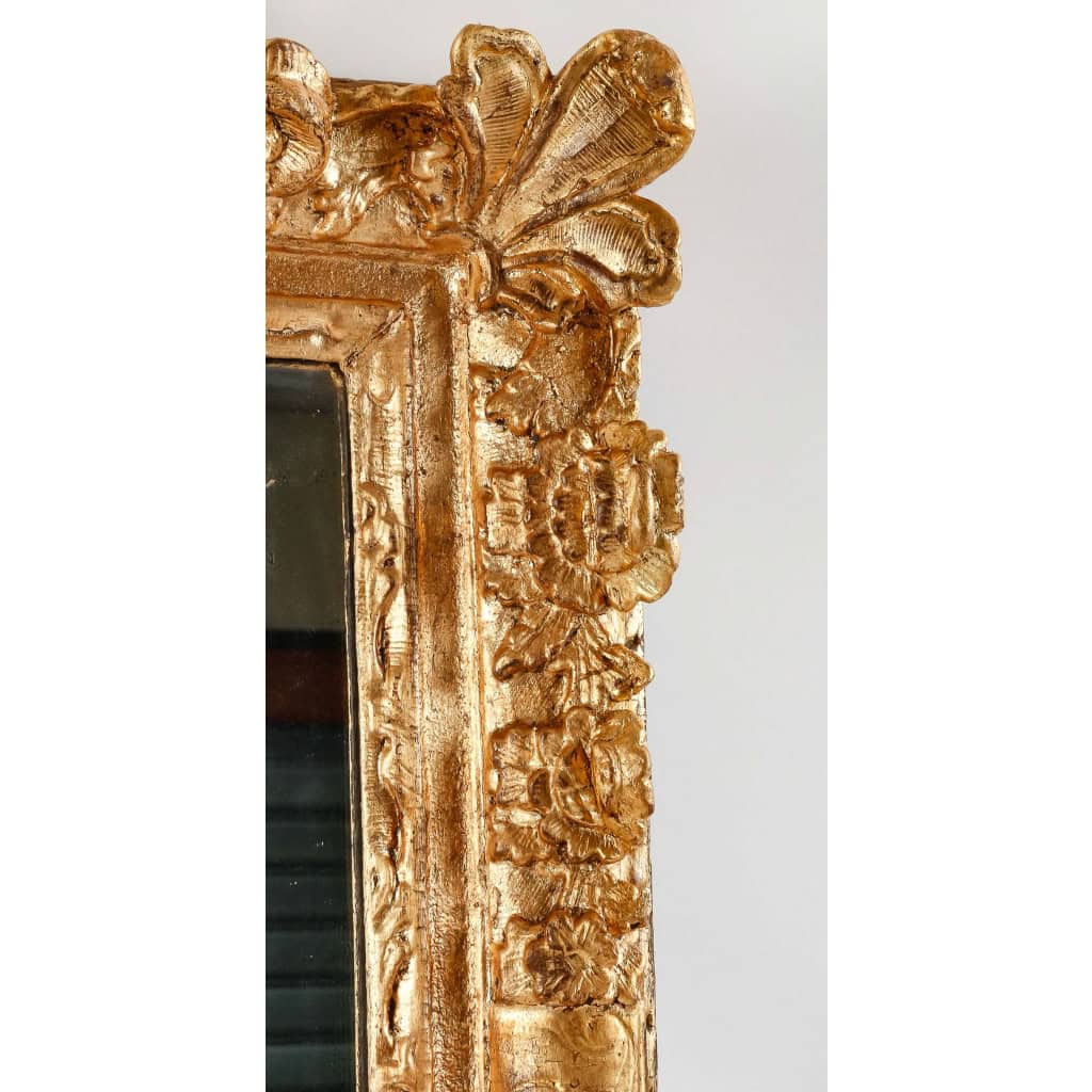 Miroir en bois et stuc sculpté et doré d’époque Régence vers 1720 Miroir en bois et stuc sculpté et doré d’époque Régence vers 1720